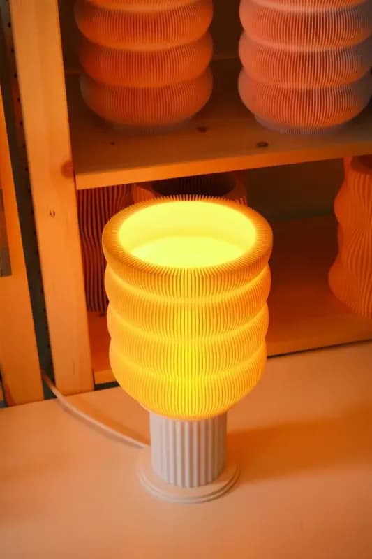 Valovita Stolna Lampa - Jedinstven Dizajn i Udobnost — slika 3 od 3