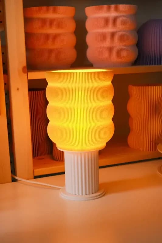 Valovita Stolna Lampa - Jedinstven Dizajn i Udobnost — slika 2 od 3