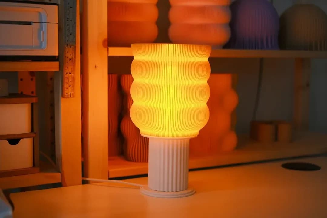 Valovita Stolna Lampa - Jedinstven Dizajn i Udobnost — slika 1 od 3