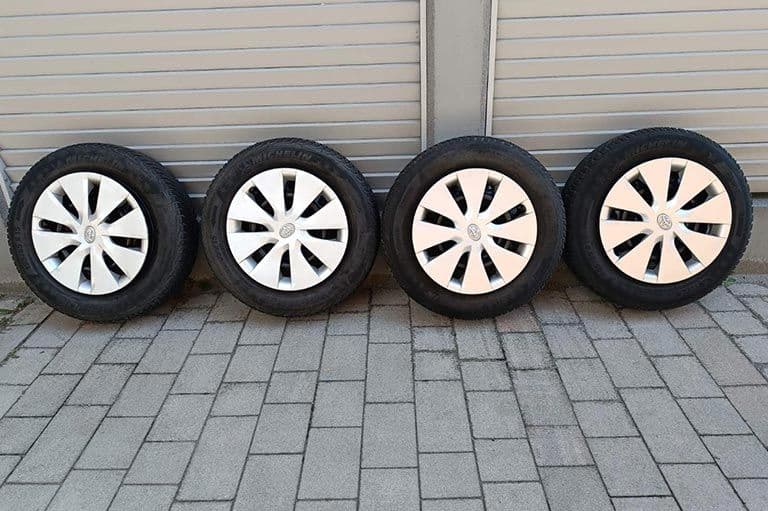 Čelične felge za Toyotu Corollu Sedan sa Mišelin gumama 15-ke i ratkapne orginal — slika 12 od 15