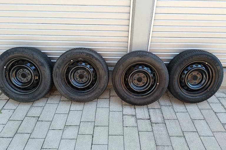 Čelične felge za Toyotu Corollu Sedan sa Mišelin gumama 15-ke i ratkapne orginal — slika 3 od 15