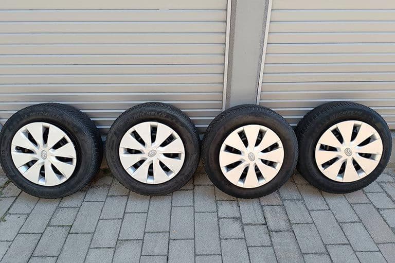 Čelične felge za Toyotu Corollu Sedan sa Mišelin gumama 15-ke i ratkapne orginal — slika 1 od 15