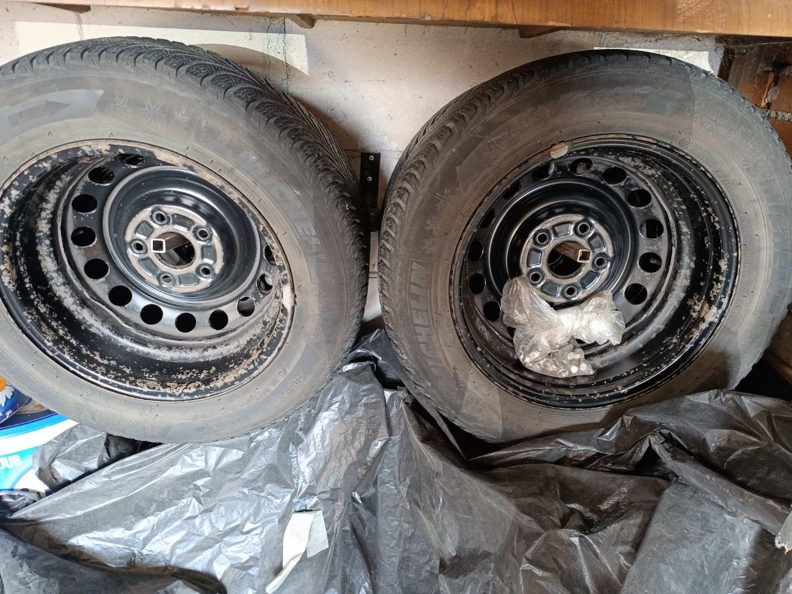 Čelične felge za Toyotu Corollu Sedan sa Mišelin gumama 15-ke i ratkapne orginal — slika 15 od 15