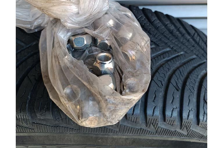 Čelične felge za Toyotu Corollu Sedan sa Mišelin gumama 15-ke i ratkapne orginal — slika 10 od 15