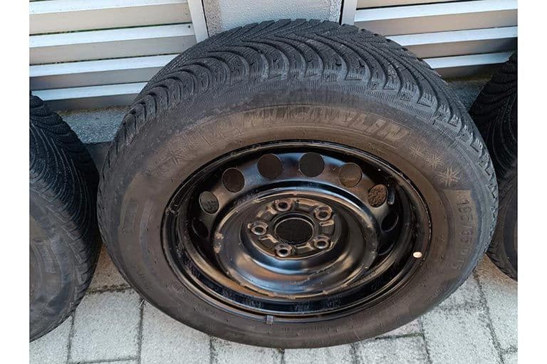 Čelične felge za Toyotu Corollu Sedan sa Mišelin gumama 15-ke i ratkapne orginal — slika 5 od 15