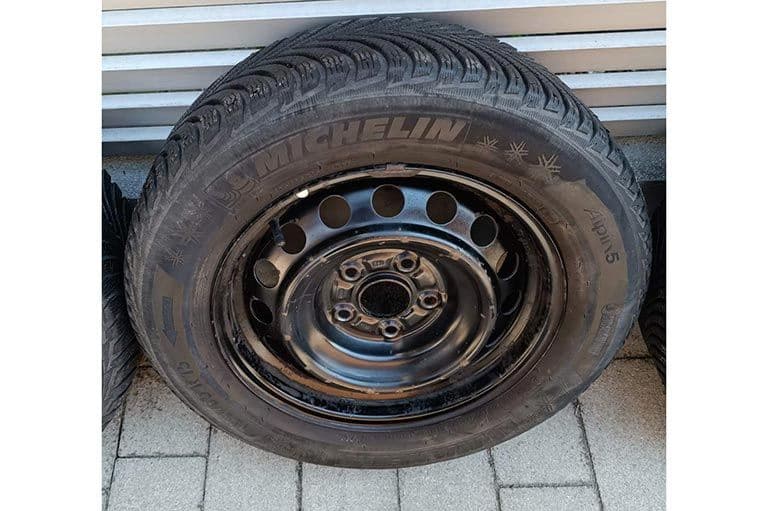 Čelične felge za Toyotu Corollu Sedan sa Mišelin gumama 15-ke i ratkapne orginal — slika 9 od 15