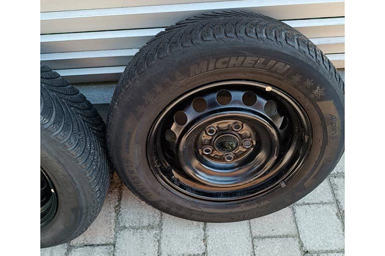 Čelične felge za Toyotu Corollu Sedan sa Mišelin gumama 15-ke i ratkapne orginal — slika 6 od 15