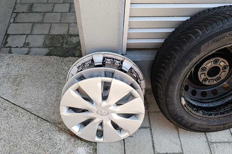 Čelične felge za Toyotu Corollu Sedan sa Mišelin gumama 15-ke i ratkapne orginal — slika 11 od 15