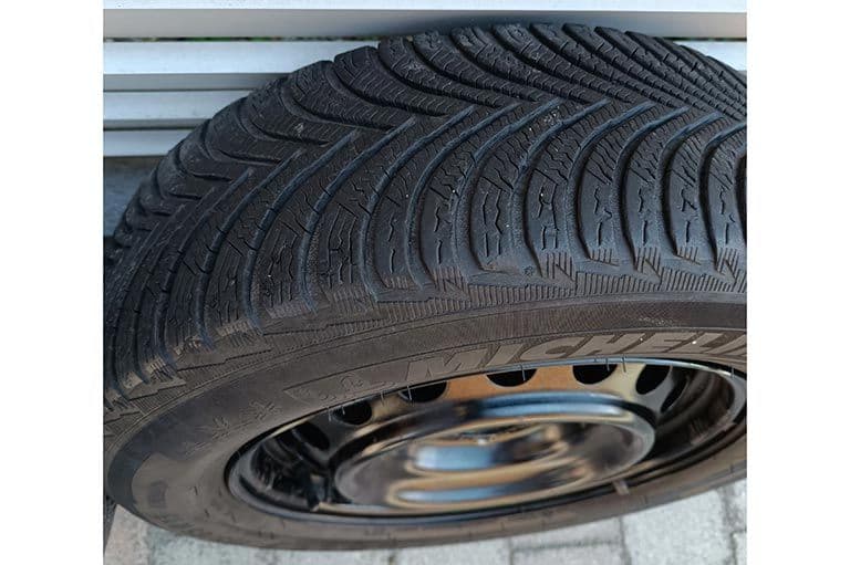 Čelične felge za Toyotu Corollu Sedan sa Mišelin gumama 15-ke i ratkapne orginal — slika 7 od 15