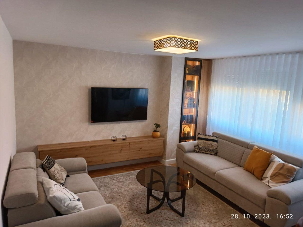 Plafonjera sa sijaličnim grlima 4x  e27, veći model — slika 3 od 3