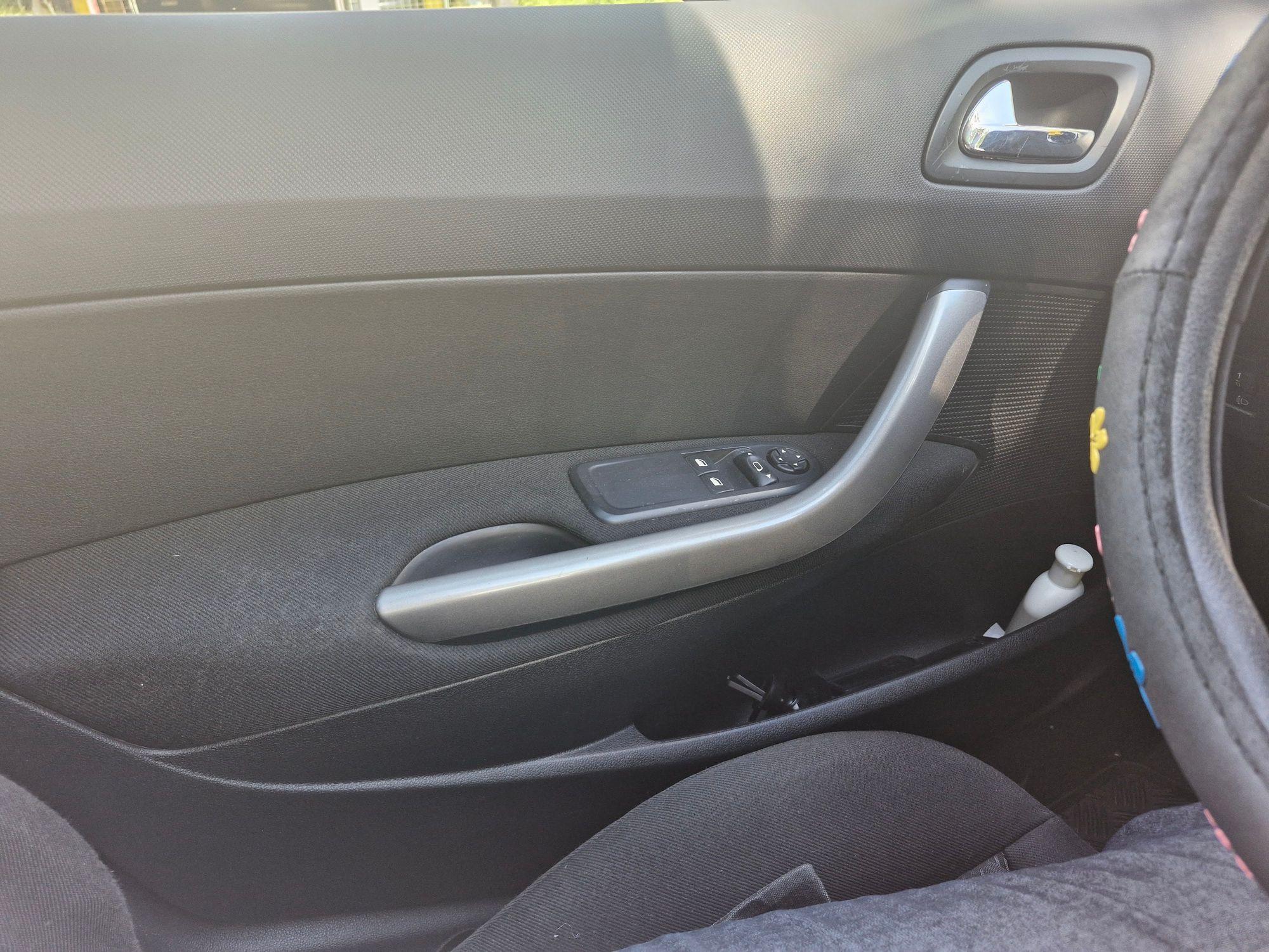 Peugeot 308 Facelift, 2011. god (model 2012.), 1.6 HDi, garažiran, registrovan — slika 8 od 8