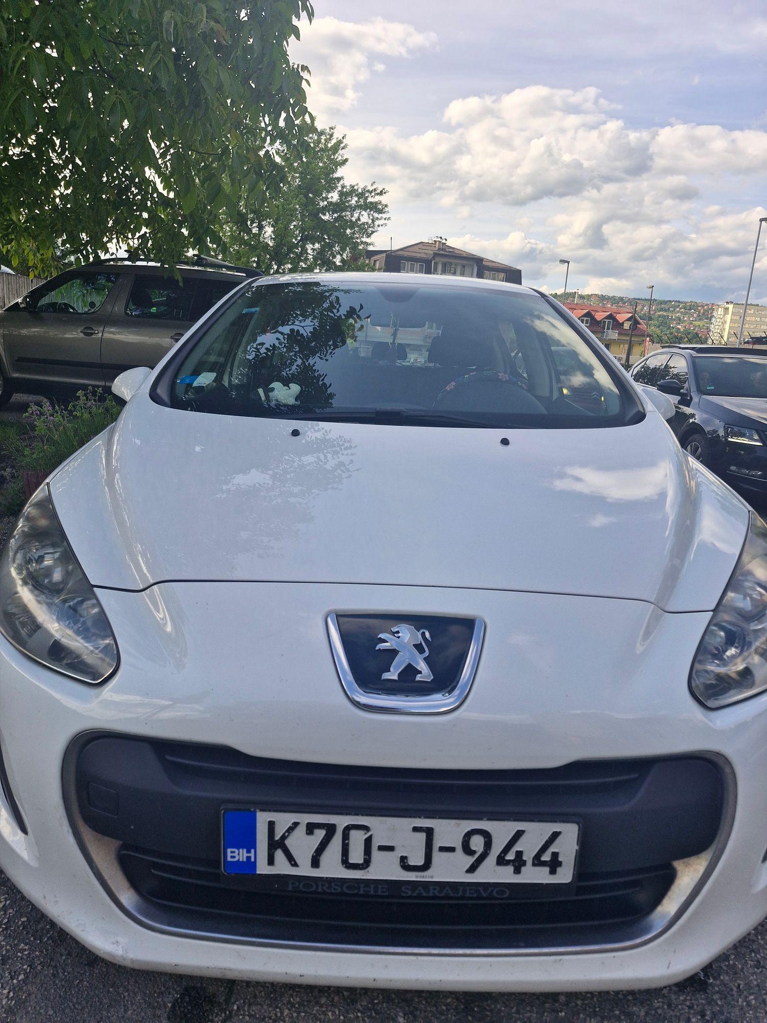 Peugeot 308 Facelift, 2011. god (model 2012.), 1.6 HDi, garažiran, registrovan — slika 4 od 8