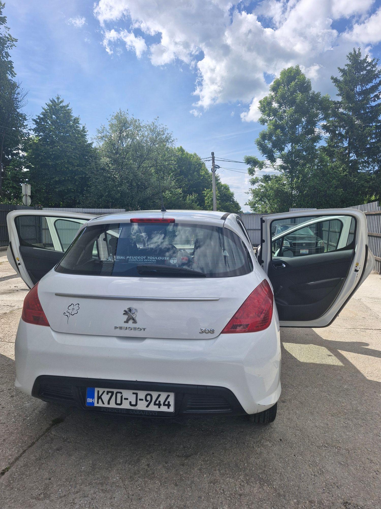 Peugeot 308 Facelift, 2011. god (model 2012.), 1.6 HDi, garažiran, registrovan — slika 6 od 8